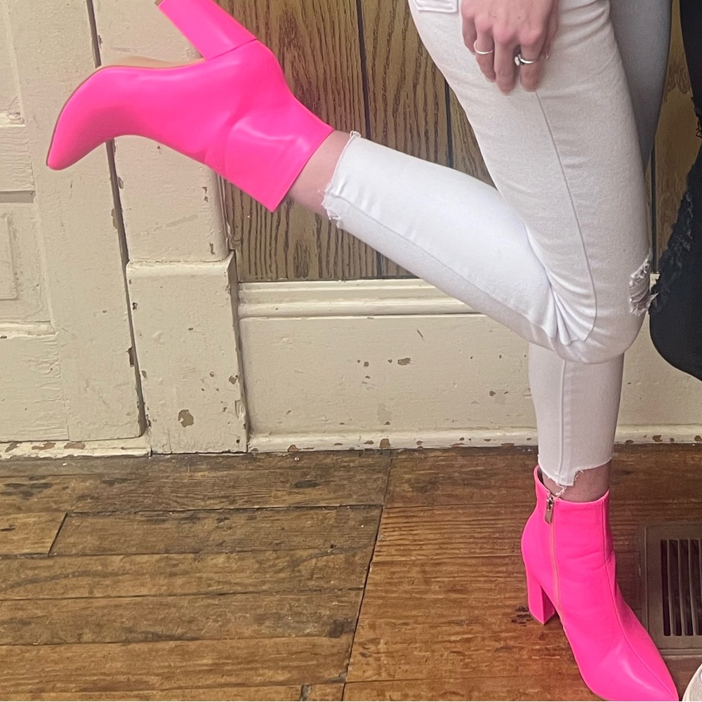 HOTT PINK HEELS SIZE 6